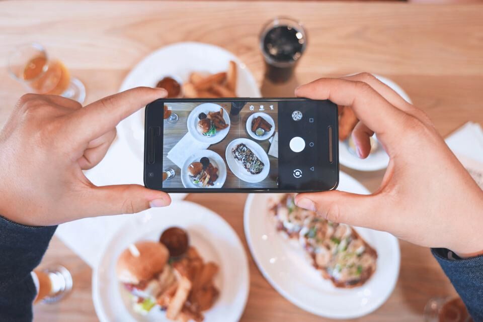 Creación de contenido para un restaurante: foto de platillos con celular